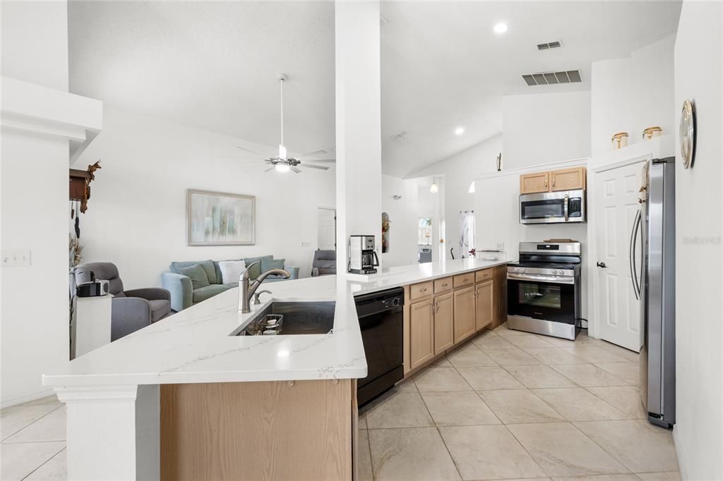 待售: $409,000 (4 贝兹, 3 浴室, 1974 平方英尺)