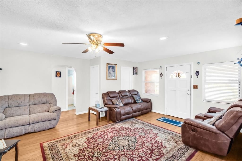 待售: $295,000 (3 贝兹, 2 浴室, 1448 平方英尺)