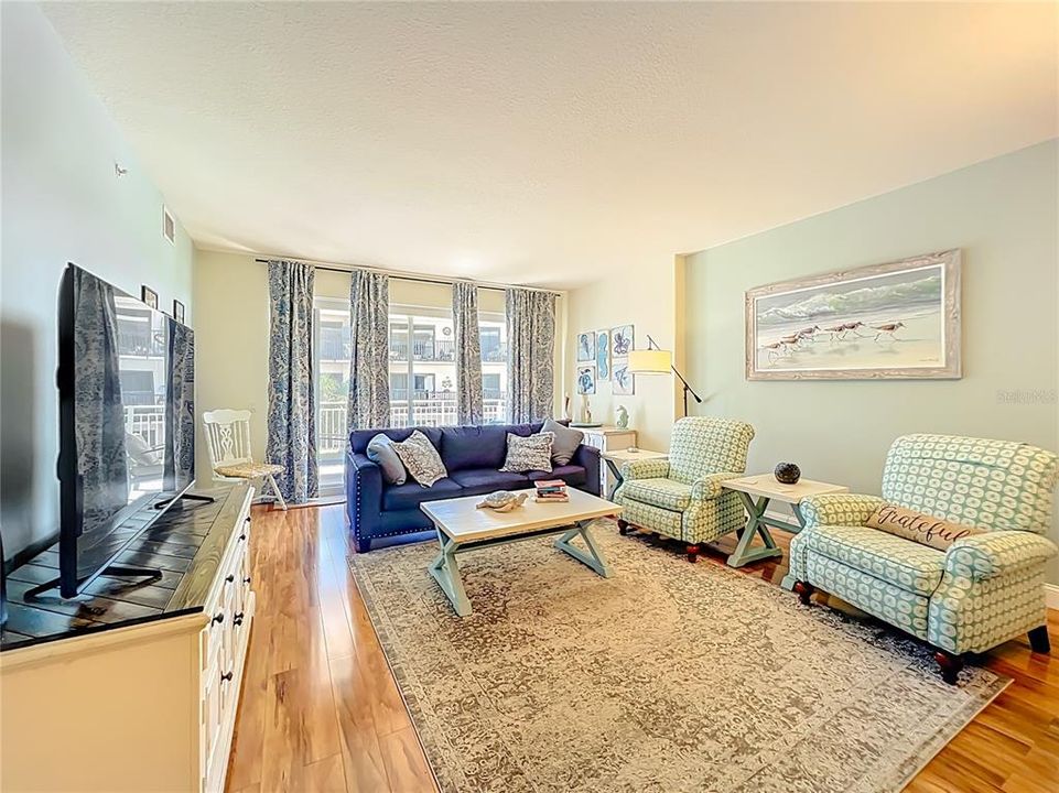 En Venta: $699,500 (3 camas, 3 baños, 1990 Pies cuadrados)
