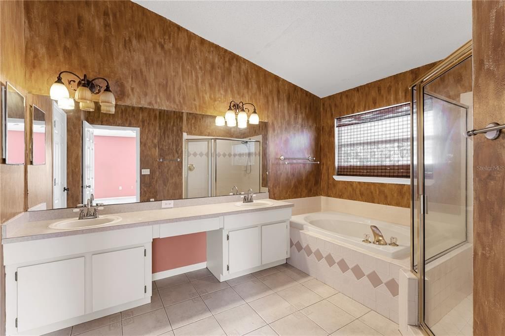 For Sale: $600,000 (5 beds, 3 baths, 2812 Square Feet)