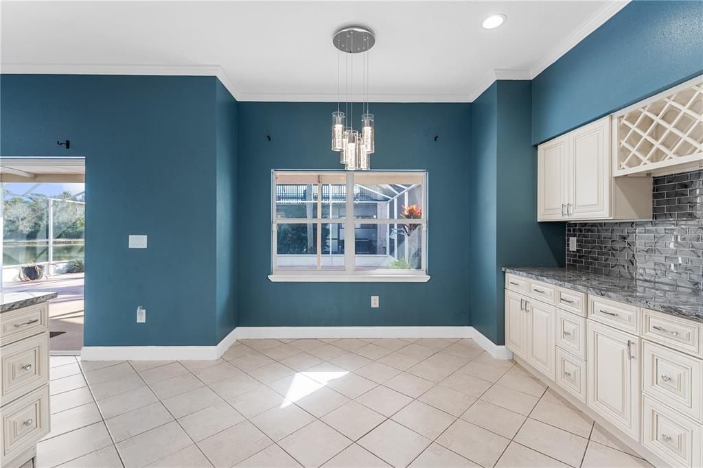 For Sale: $600,000 (5 beds, 3 baths, 2812 Square Feet)