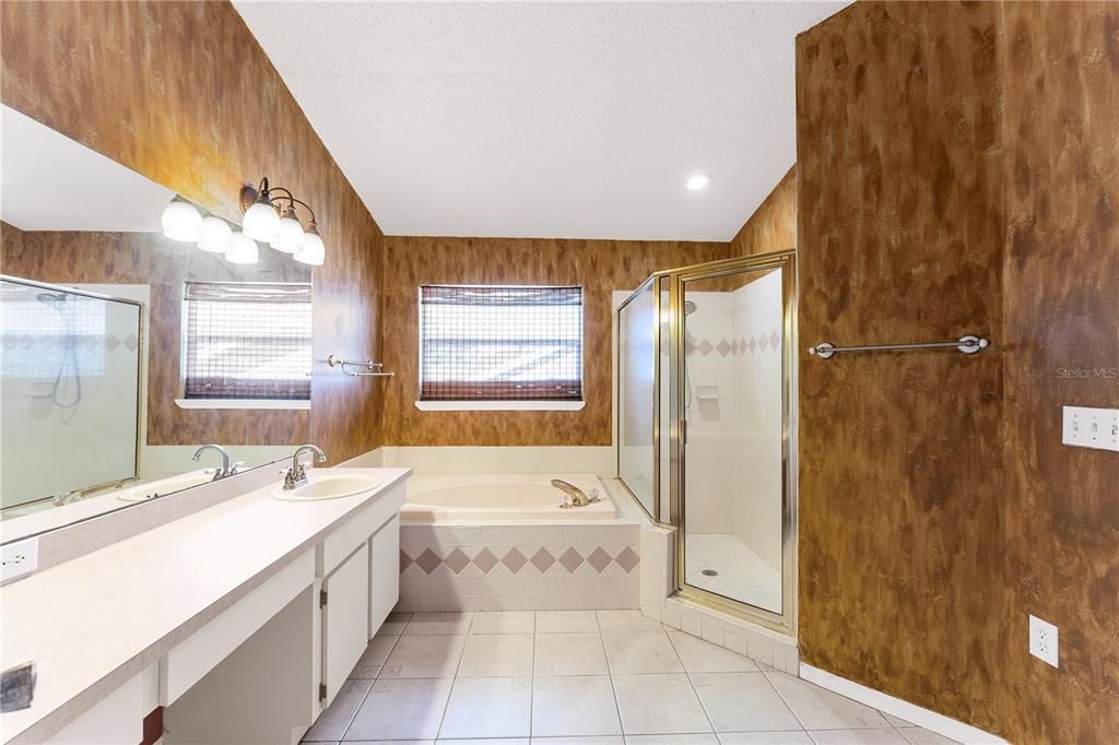 For Sale: $600,000 (5 beds, 3 baths, 2812 Square Feet)