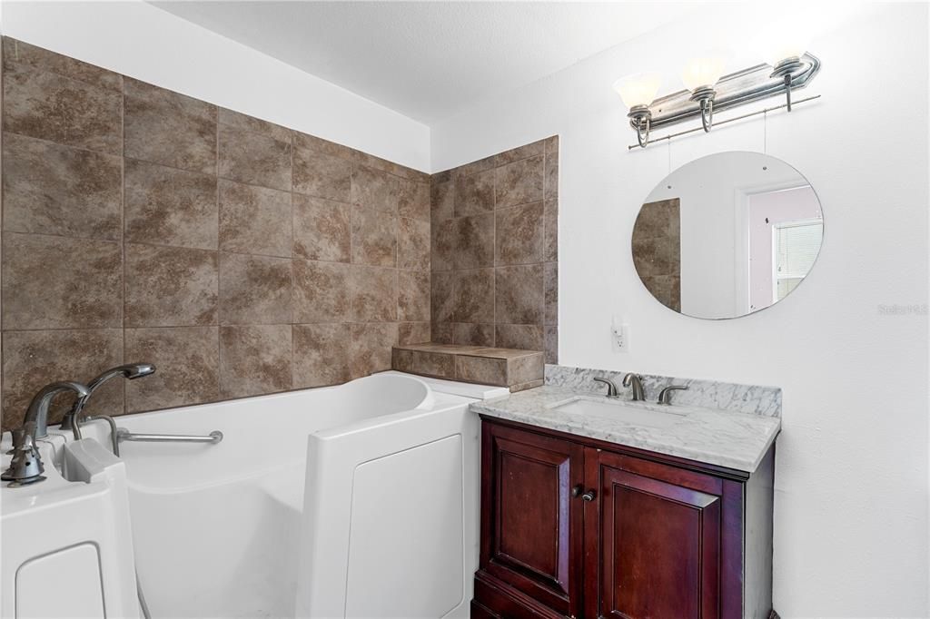 For Sale: $600,000 (5 beds, 3 baths, 2812 Square Feet)