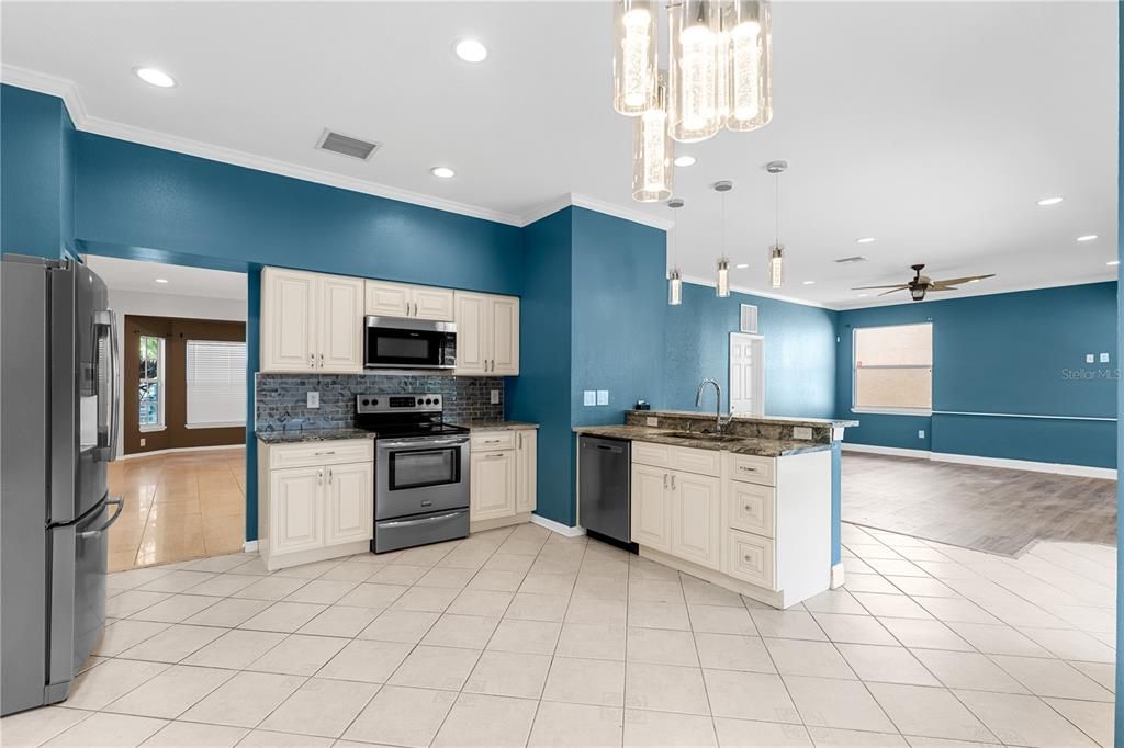 For Sale: $600,000 (5 beds, 3 baths, 2812 Square Feet)