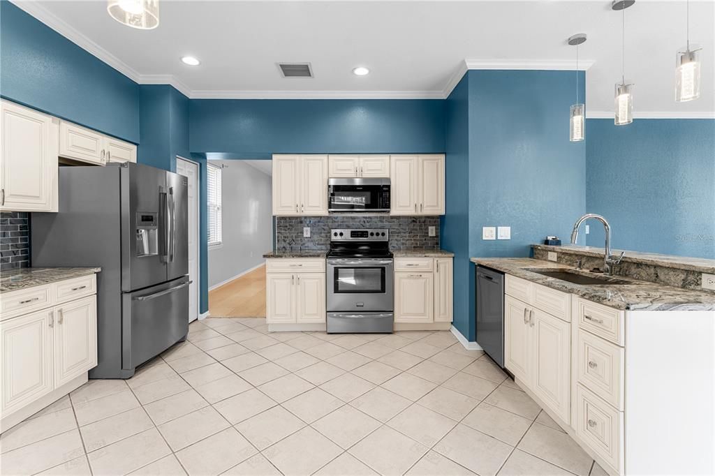 For Sale: $600,000 (5 beds, 3 baths, 2812 Square Feet)