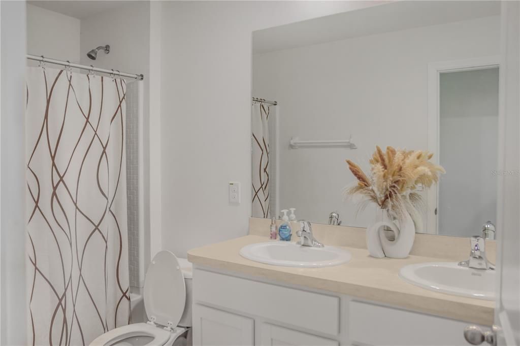 En Venta: $380,000 (4 camas, 2 baños, 2328 Pies cuadrados)