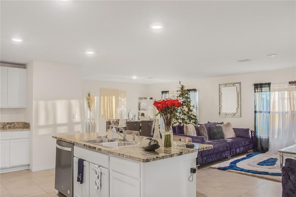 En Venta: $380,000 (4 camas, 2 baños, 2328 Pies cuadrados)