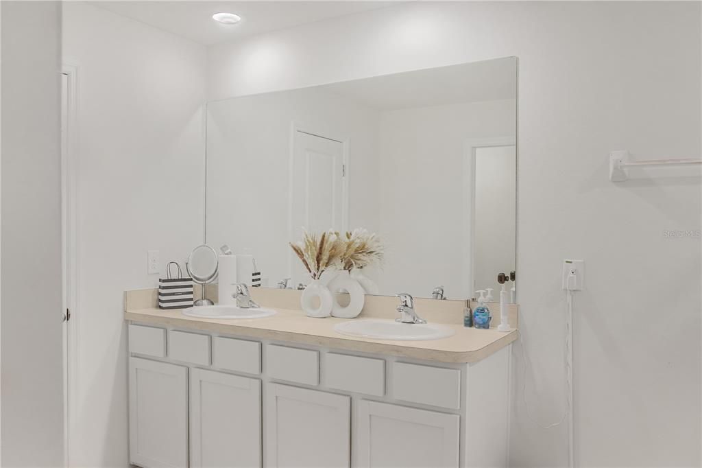 En Venta: $380,000 (4 camas, 2 baños, 2328 Pies cuadrados)