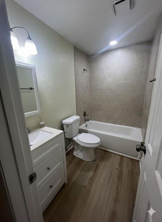 For Sale: $120,000 (2 beds, 1 baths, 841 Square Feet)