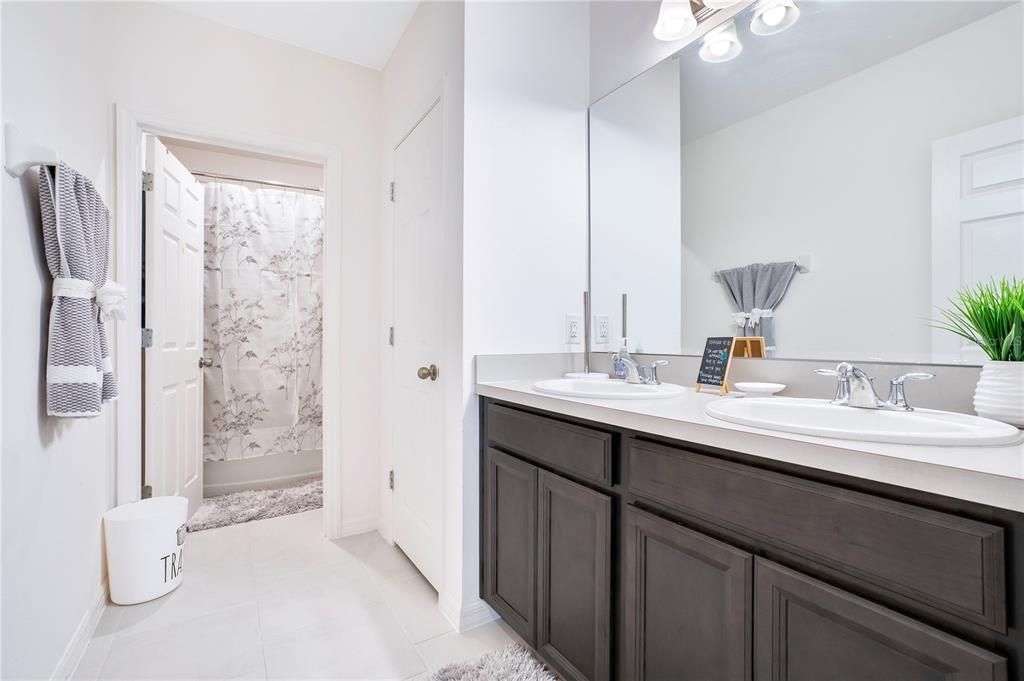 На продажу: $404,999 (4 спален, 2 ванн, 1876 Квадратных фут)