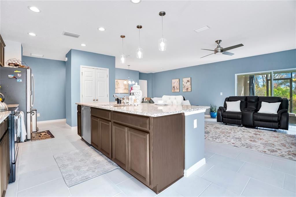 На продажу: $404,999 (4 спален, 2 ванн, 1876 Квадратных фут)