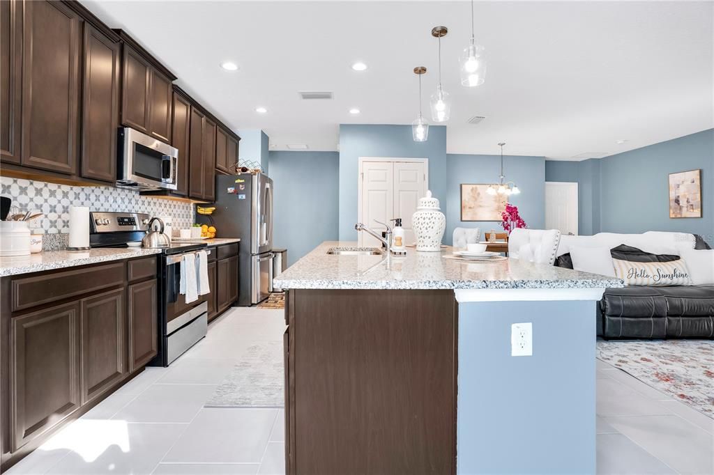 На продажу: $404,999 (4 спален, 2 ванн, 1876 Квадратных фут)