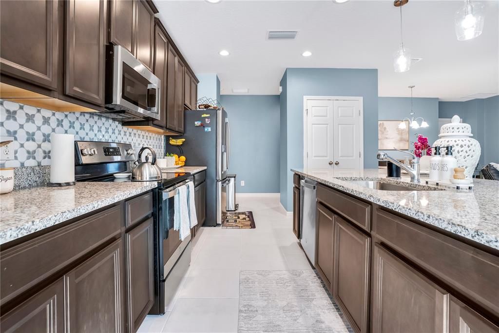 На продажу: $404,999 (4 спален, 2 ванн, 1876 Квадратных фут)