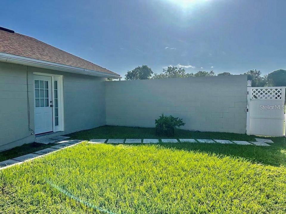 出租: $899 (1 贝兹, 1 浴室, 164 平方英尺)