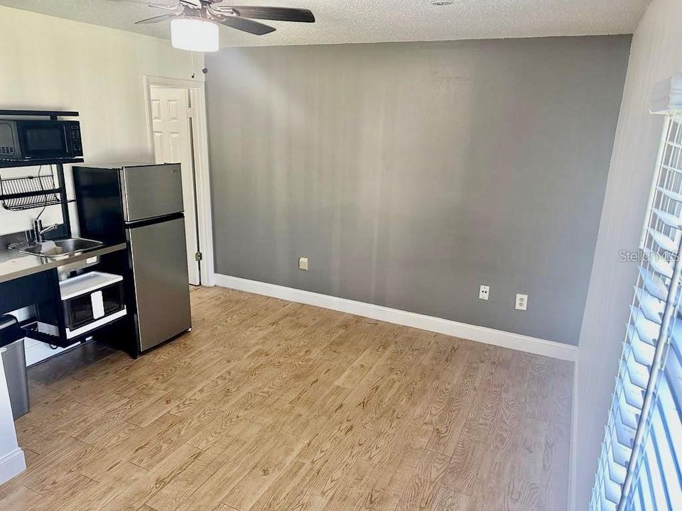 出租: $899 (1 贝兹, 1 浴室, 164 平方英尺)