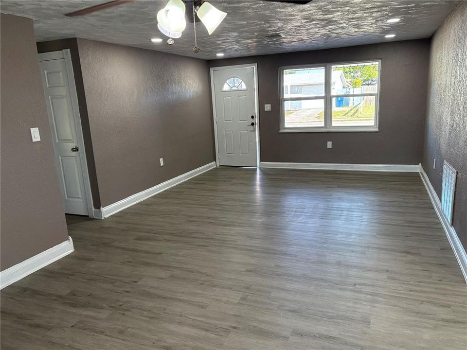 For Sale: $275,000 (4 beds, 2 baths, 1182 Square Feet)