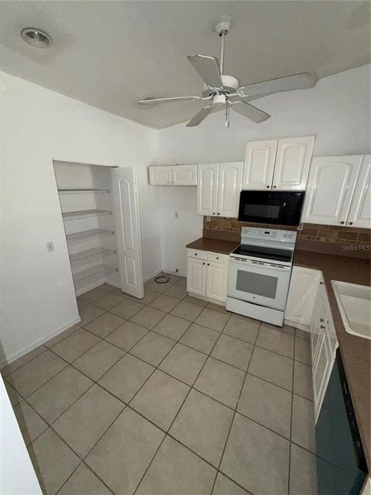 For Sale: $416,000 (6 beds, 0 baths, 2774 Square Feet)