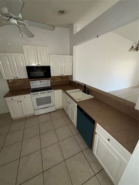 For Sale: $416,000 (6 beds, 0 baths, 2774 Square Feet)