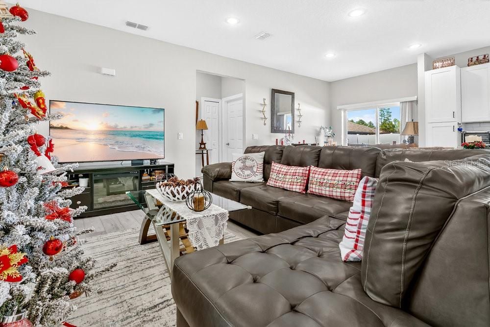 For Sale: $270,000 (3 beds, 2 baths, 1257 Square Feet)