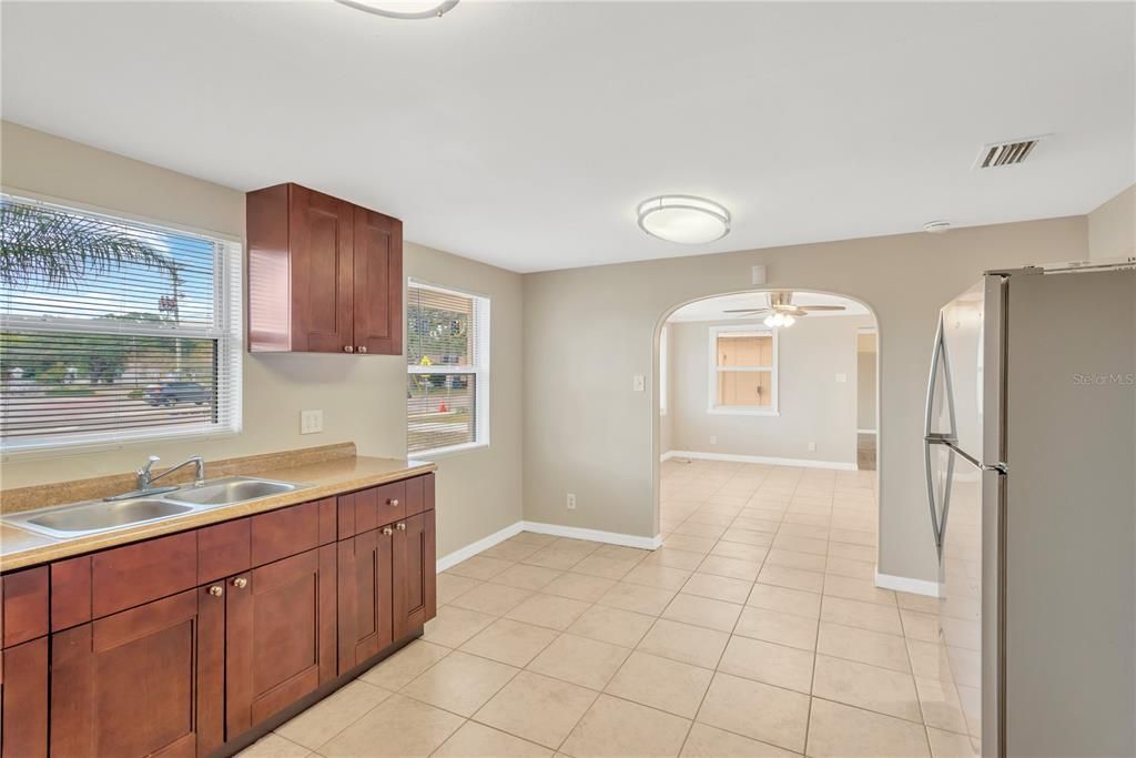 На продажу: $425,000 (4 спален, 2 ванн, 1354 Квадратных фут)