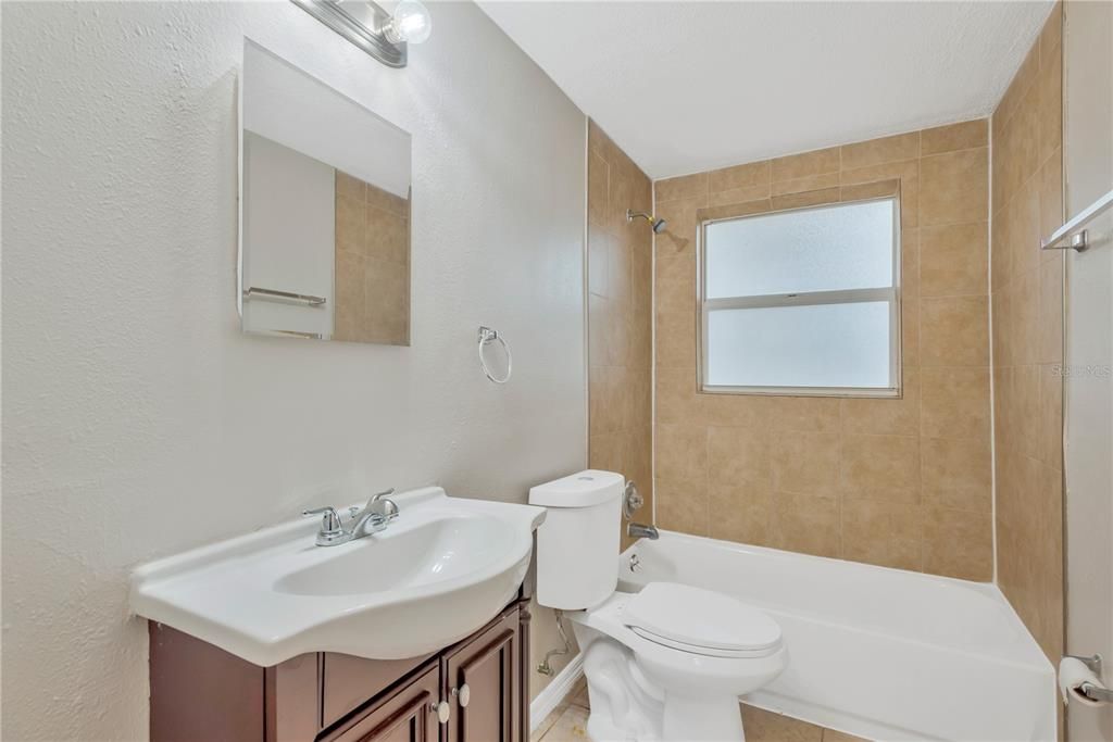 На продажу: $425,000 (4 спален, 2 ванн, 1354 Квадратных фут)