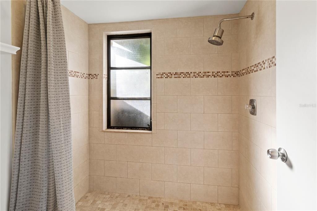 For Sale: $200,000 (3 beds, 2 baths, 1560 Square Feet)