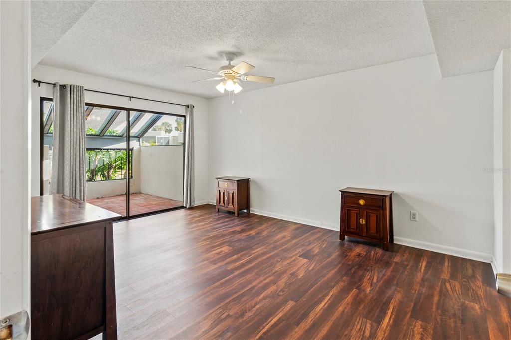 For Sale: $200,000 (3 beds, 2 baths, 1560 Square Feet)