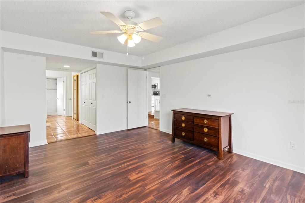 For Sale: $200,000 (3 beds, 2 baths, 1560 Square Feet)