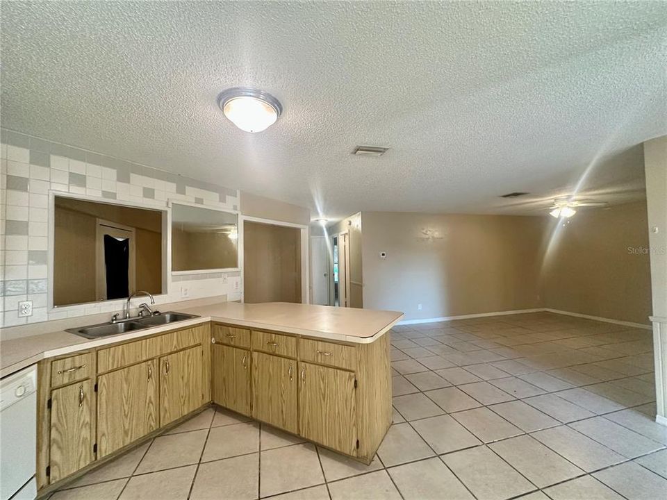 待售: $165,000 (2 贝兹, 2 浴室, 922 平方英尺)