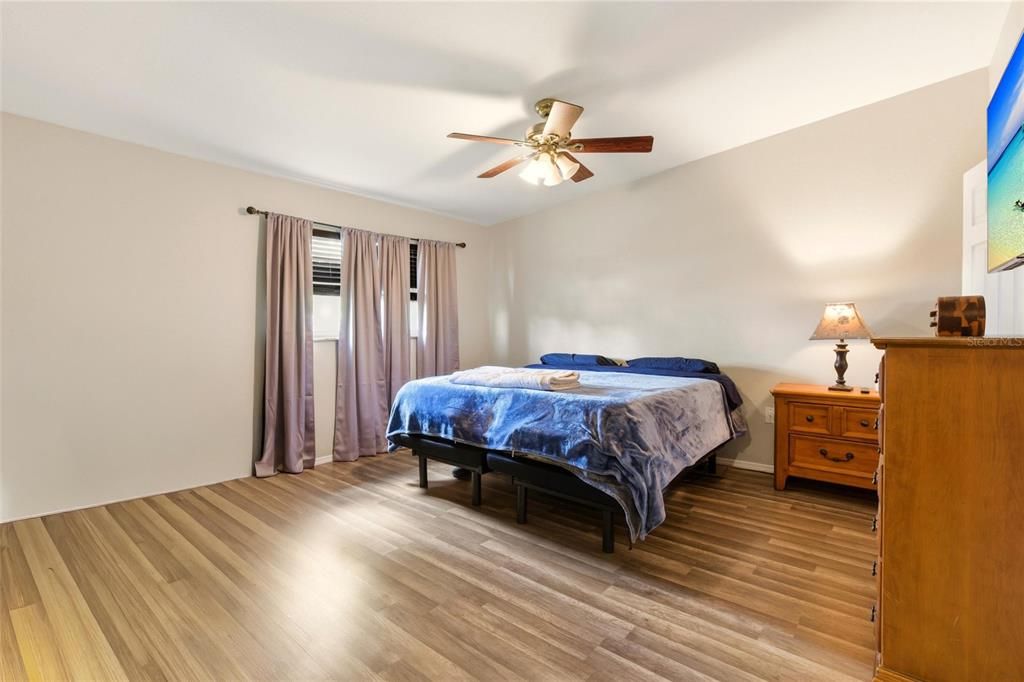 На продажу: $269,000 (3 спален, 2 ванн, 1681 Квадратных фут)