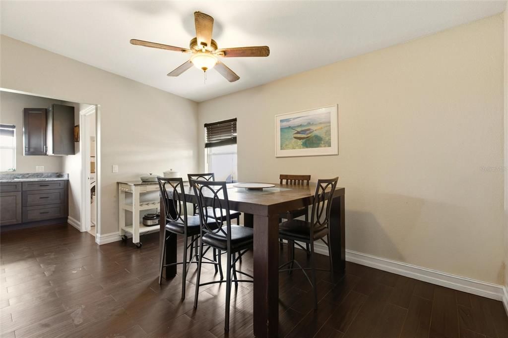 На продажу: $269,000 (3 спален, 2 ванн, 1681 Квадратных фут)