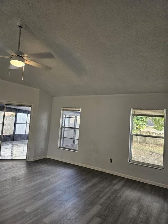 出租: $2,425 (3 贝兹, 2 浴室, 1373 平方英尺)