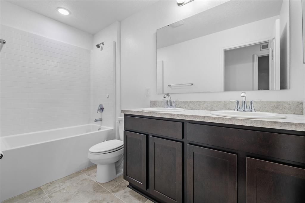 На продажу: $474,900 (6 спален, 4 ванн, 2931 Квадратных фут)