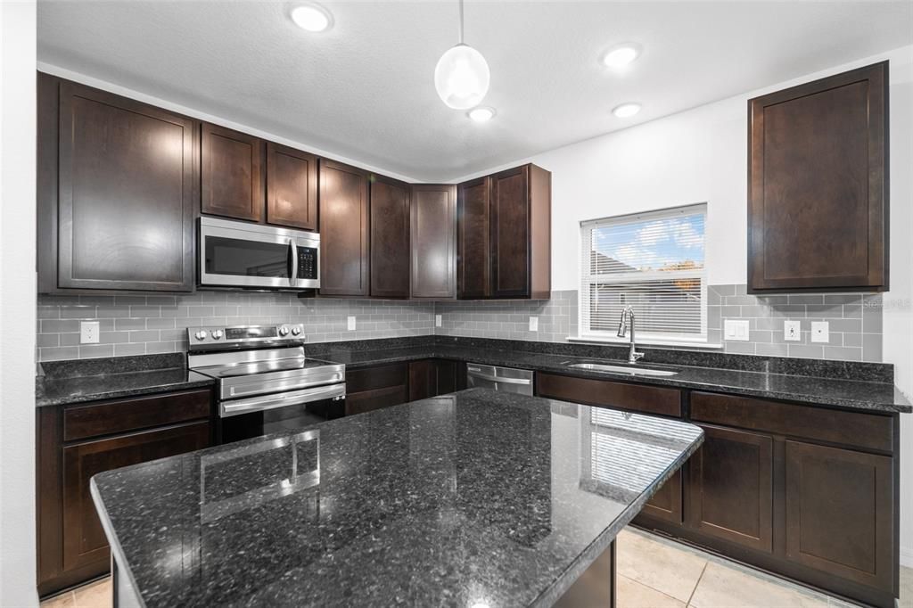 На продажу: $474,900 (6 спален, 4 ванн, 2931 Квадратных фут)