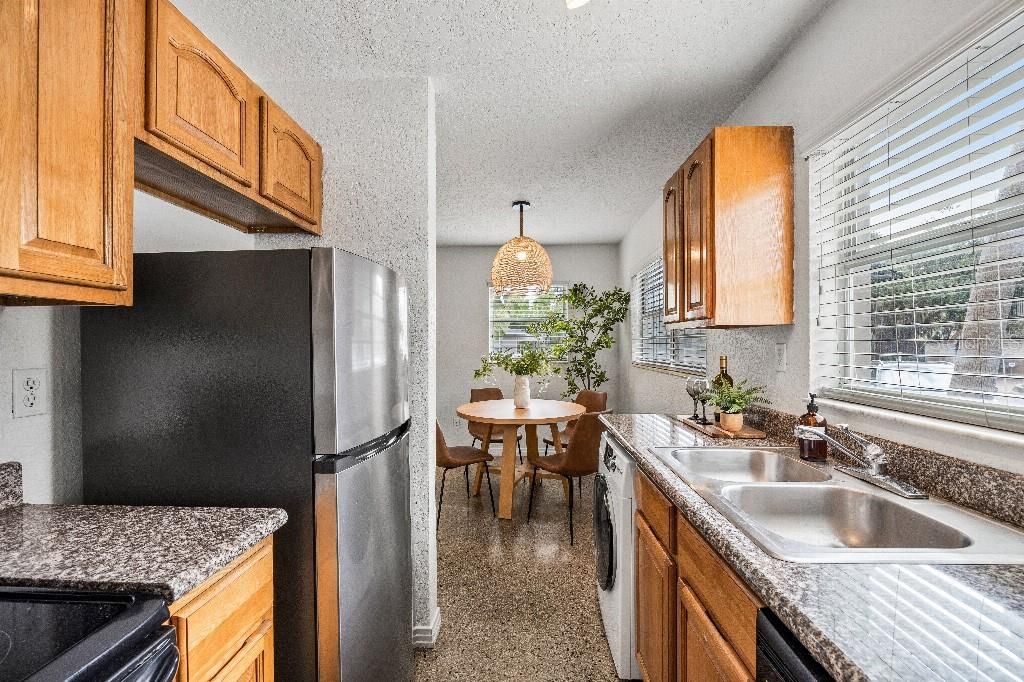 For Sale: $175,000 (1 beds, 1 baths, 625 Square Feet)