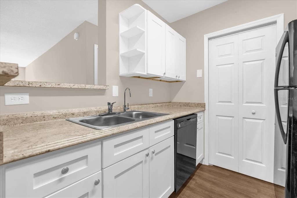 For Sale: $140,000 (1 beds, 1 baths, 729 Square Feet)