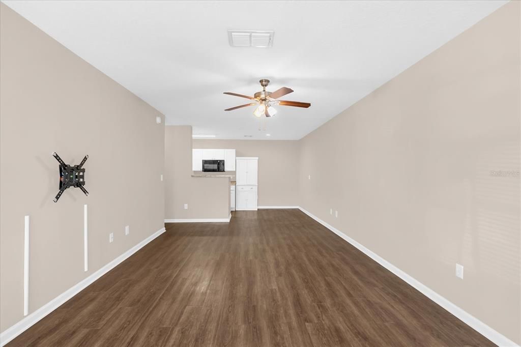 For Sale: $140,000 (1 beds, 1 baths, 729 Square Feet)