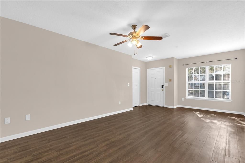 For Sale: $140,000 (1 beds, 1 baths, 729 Square Feet)