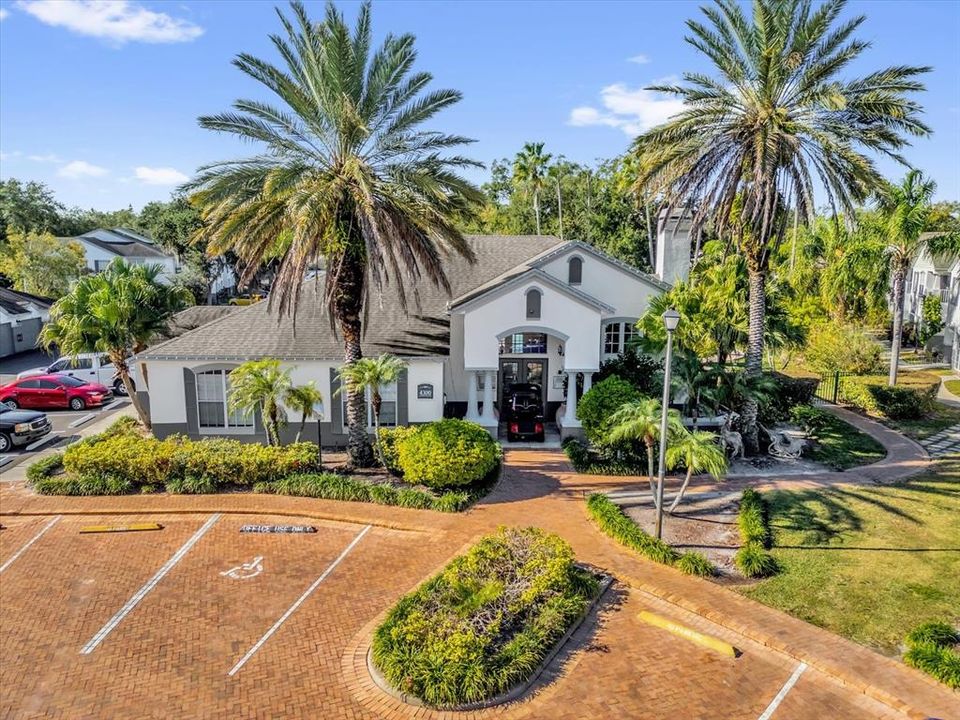 For Sale: $140,000 (1 beds, 1 baths, 729 Square Feet)