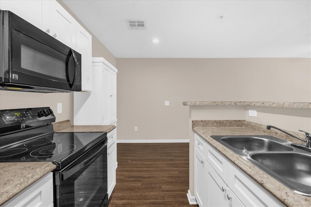 For Sale: $140,000 (1 beds, 1 baths, 729 Square Feet)