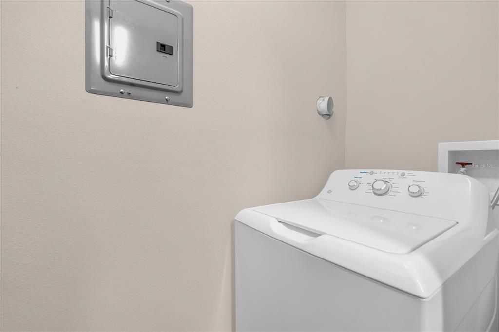 For Sale: $140,000 (1 beds, 1 baths, 729 Square Feet)