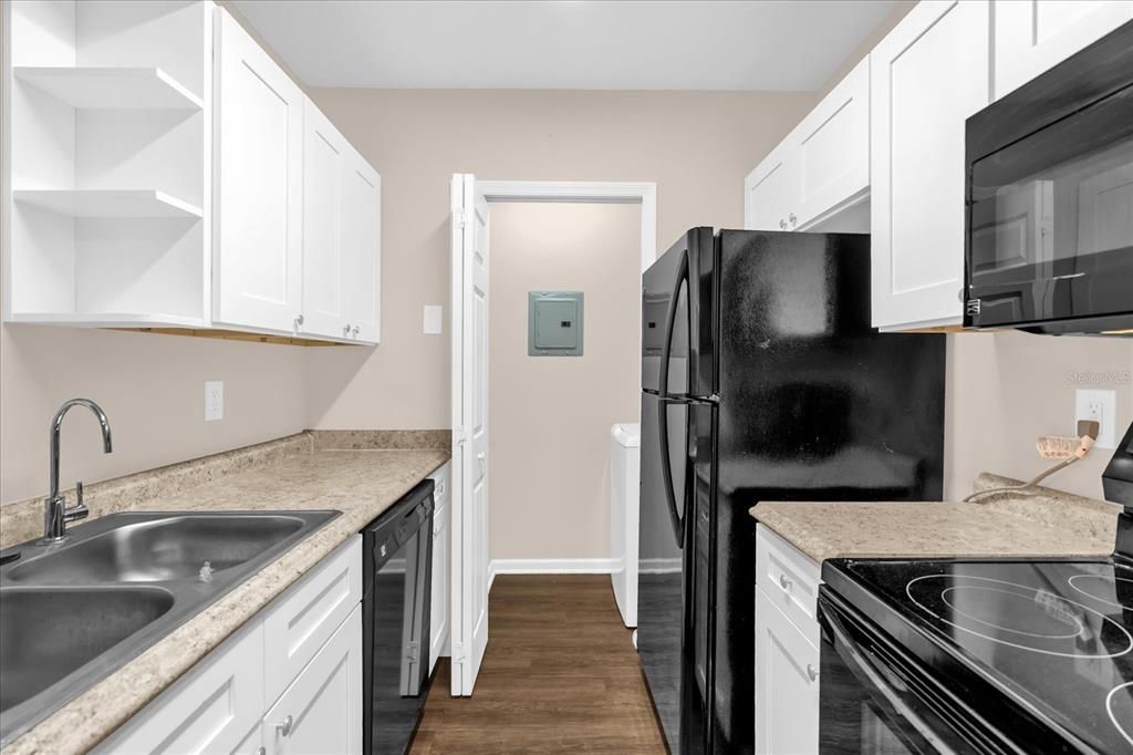 For Sale: $140,000 (1 beds, 1 baths, 729 Square Feet)