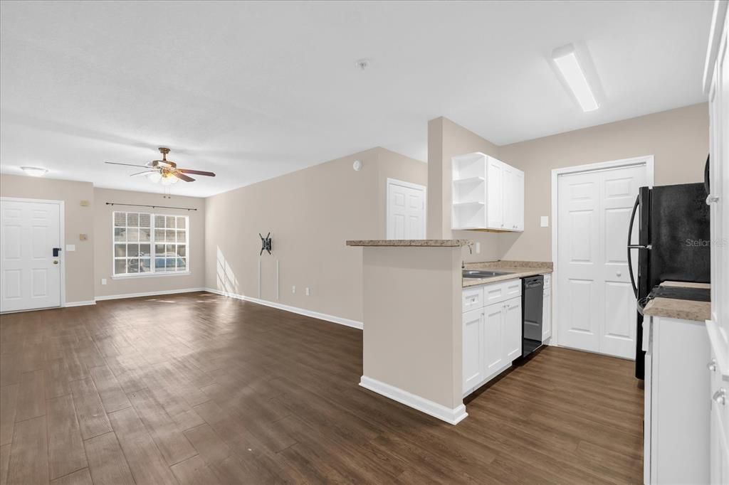 For Sale: $140,000 (1 beds, 1 baths, 729 Square Feet)