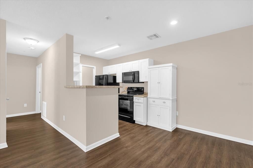 For Sale: $140,000 (1 beds, 1 baths, 729 Square Feet)