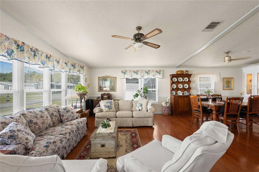 待售: $235,000 (2 贝兹, 2 浴室, 1552 平方英尺)