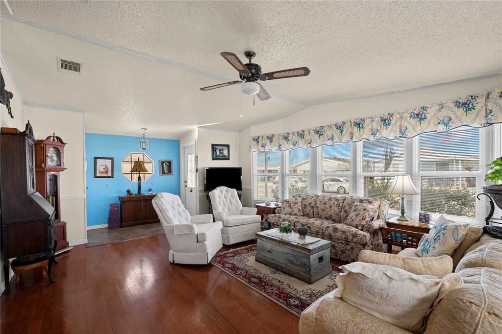 待售: $235,000 (2 贝兹, 2 浴室, 1552 平方英尺)