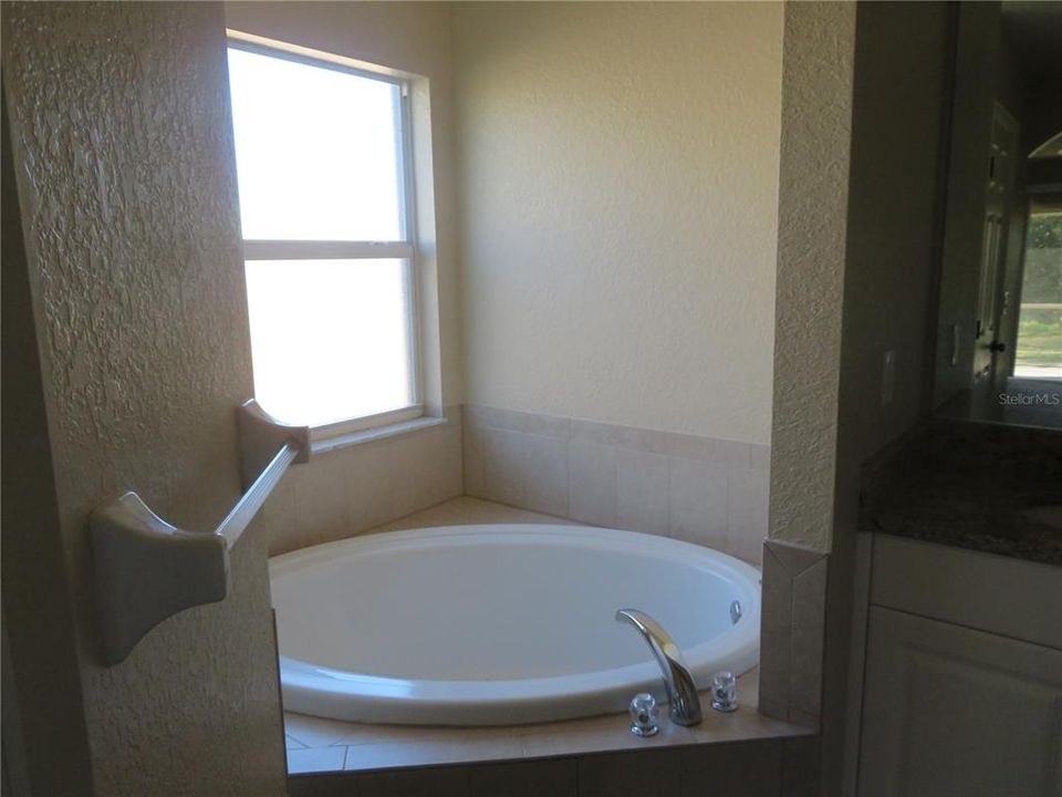 待售: $300,000 (3 贝兹, 2 浴室, 1696 平方英尺)