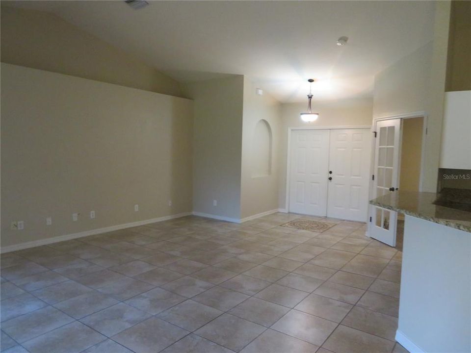 待售: $300,000 (3 贝兹, 2 浴室, 1696 平方英尺)