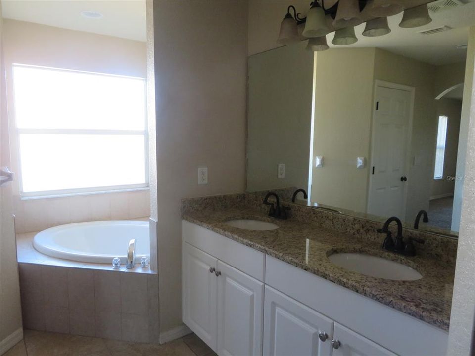 待售: $300,000 (3 贝兹, 2 浴室, 1696 平方英尺)