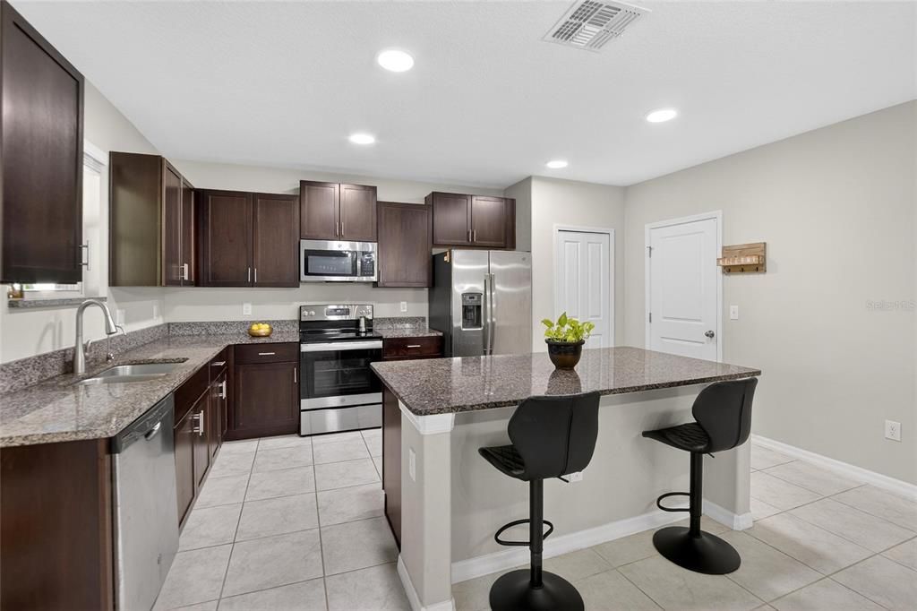 待售: $425,000 (4 贝兹, 2 浴室, 2635 平方英尺)